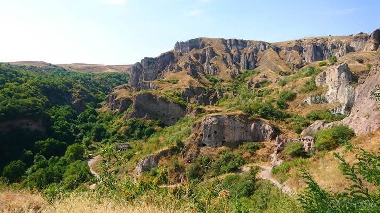 Hiking in Syunik Armenia Khndzoresk
